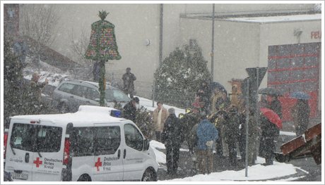 Aufstellen der Osterglocke im Schnee